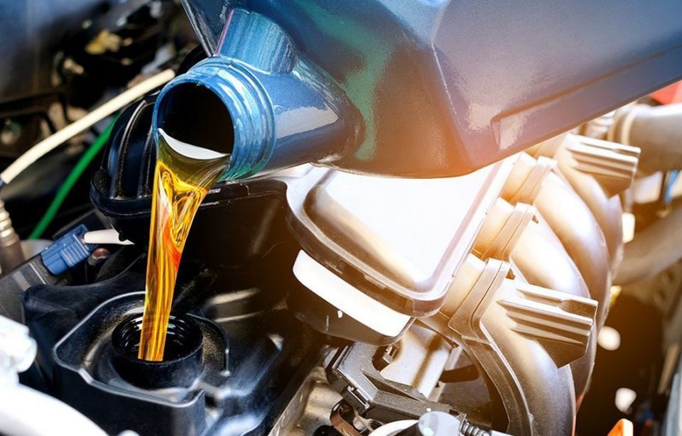 Những mốc cần thay dầu xe ô tô cần biết